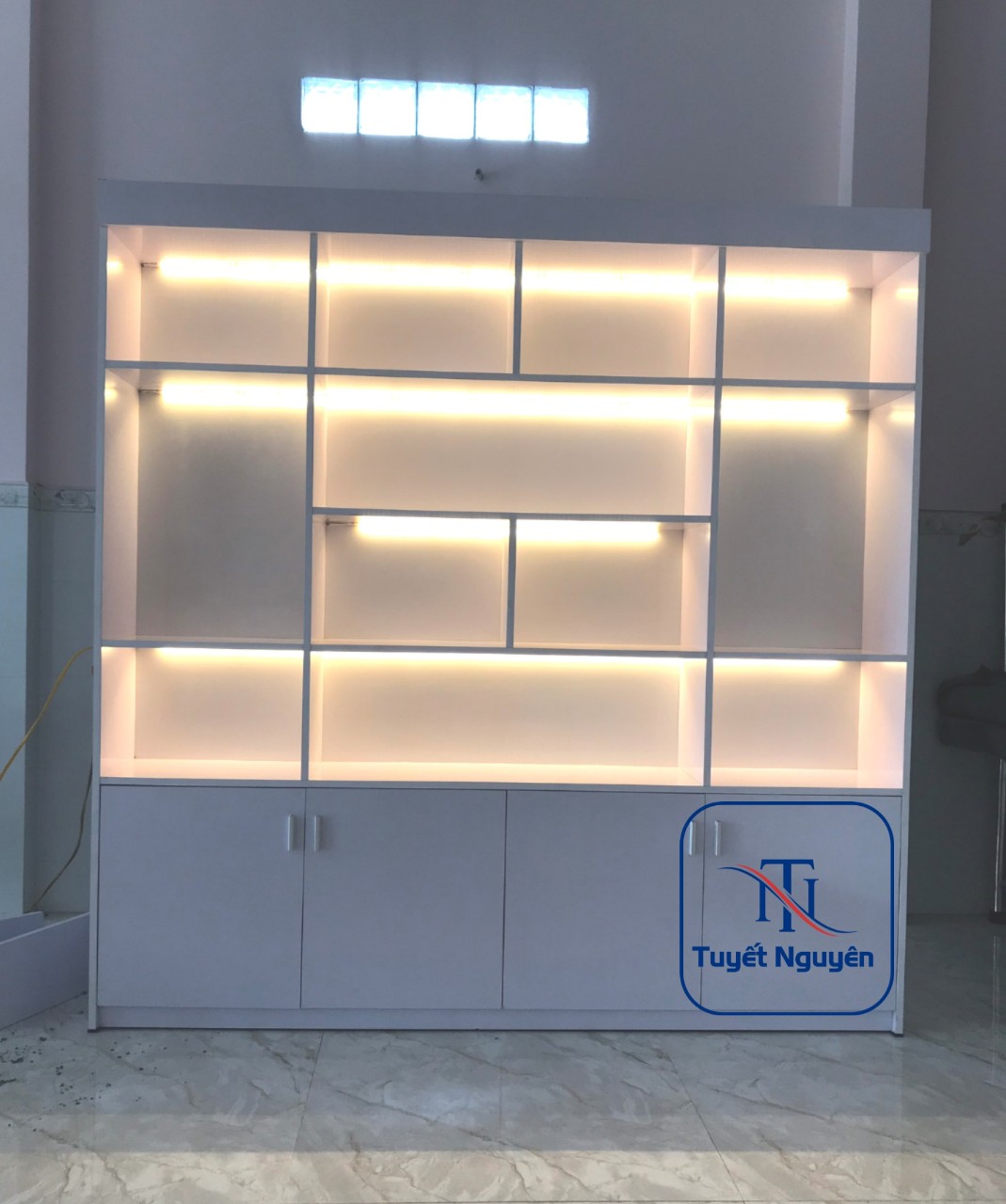 tu-trung-bay-my-pham-co-den-leb tủ trưng bày mỹ phẩm có đèn leb
