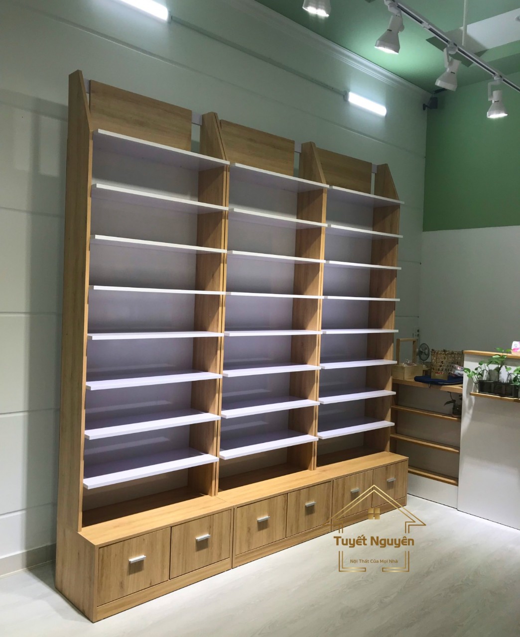 tu-trung-bay-my-pham-spa tủ trưng bày mỹ phẩm spa