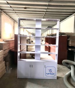 mẫu tủ kệ trưng bày mỹ phẩm có leb