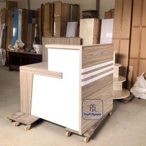 bàn tiếp tân chữ L