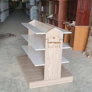 kệ trưng bày sản phẩm giữa nhà