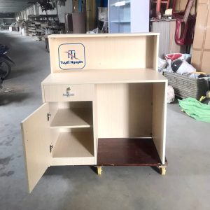 bàn lễ tân