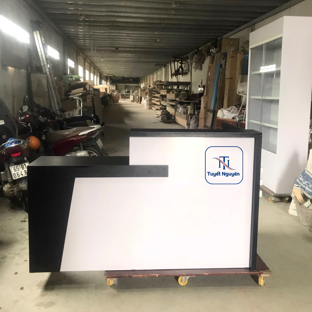 quay-le-tan-mau-trang-den-gia-re quầy lễ tân màu trắng đen giá rẻ