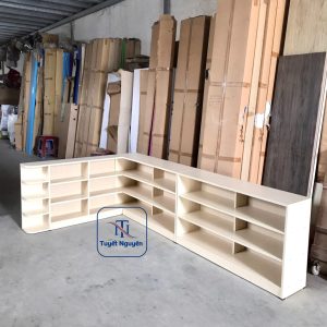 kệ trưng bày sản phẩm dáng thấp chữ L