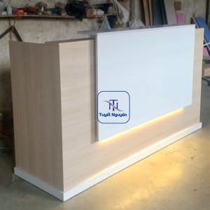 quầy tiếp tân gỗ công nghiệp phối trắng có leb
